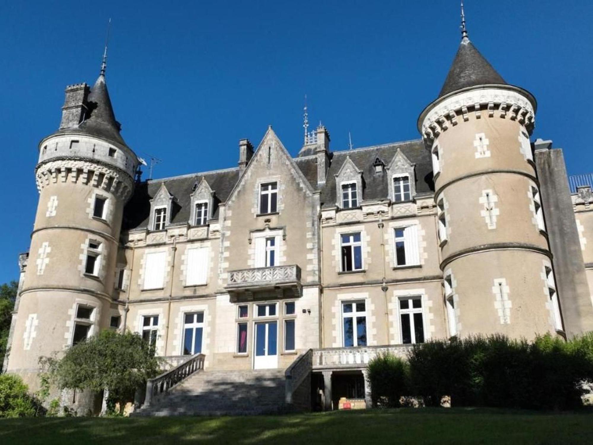 Sejour De Charme Au Chateau Avec Petit-Dejeuner Et Parking - Fr-1-591-705 Cluis Экстерьер фото